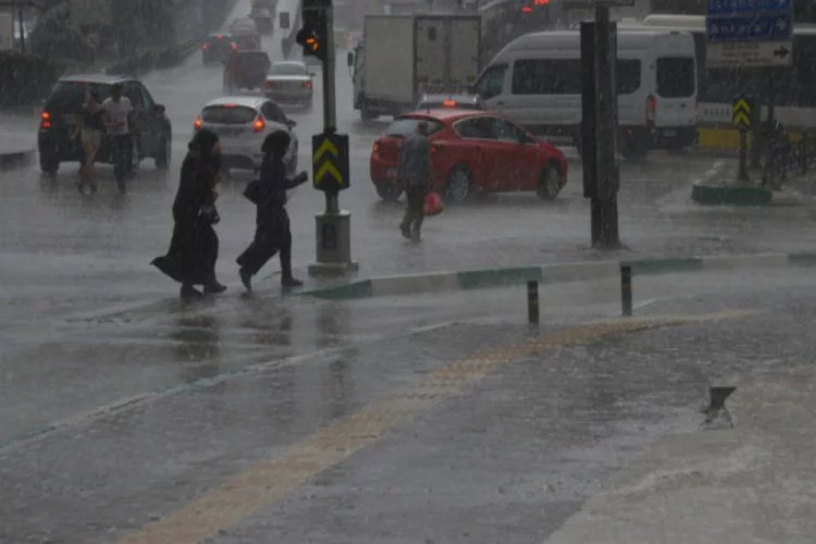Bursa'ya sağanak yağmur dolu ile birlikte geldi