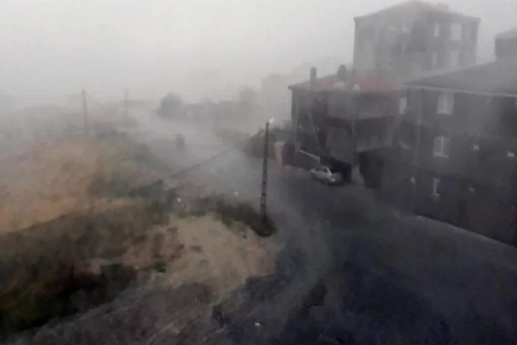 Sağanak ve fırtına İstanbul'u vurdu