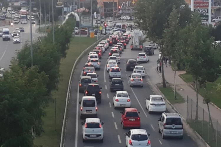 Bursa'da 3 kişinin itirazıyla yeniden açılan kavşak yüzlerce sürücüye çile oldu