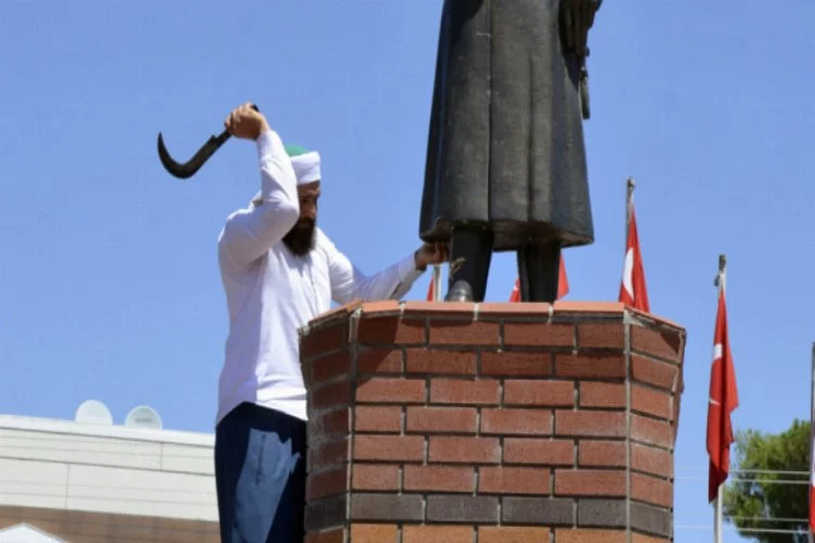 Atatürk heykeli tahra ile saldırı