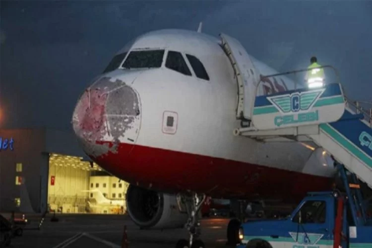 Doluda uçağı sağ salim indiren pilota Rusya'dan davet