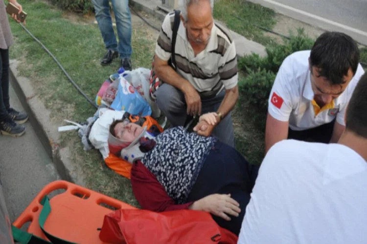 Bursa'da kazada can pazarı! Eşinin elini bir an olsun bırakmadı
