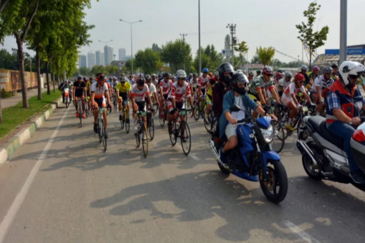 800 bisikletçi Uludağ'ın zirvesine pedal çevirdi