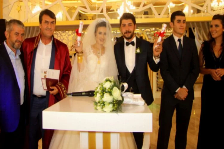 Bursa'da nikahın böylesi! Tapularını da aldılar