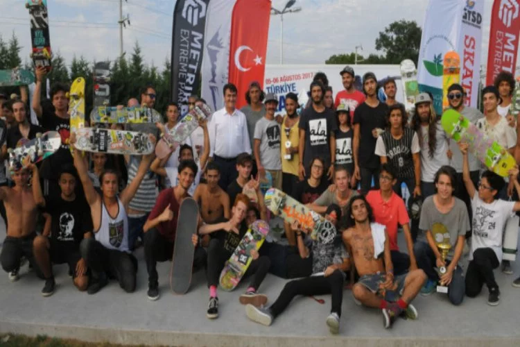 Bursa'da kaykay yarışması nefes kesti