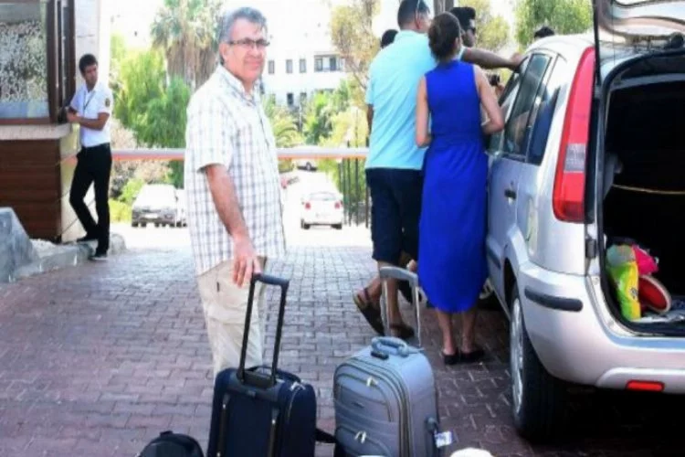Turizm skandalı! 50 tatilci otel kapısında kaldı