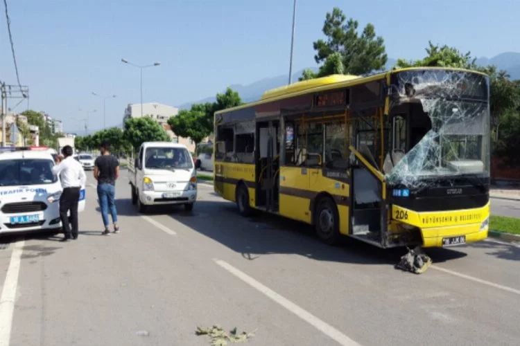 Bursa'da hızını alamayan otobüs eve daldı