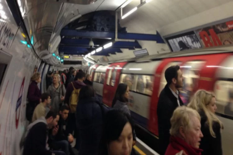 Londra'da metro istasyonunda yangın!