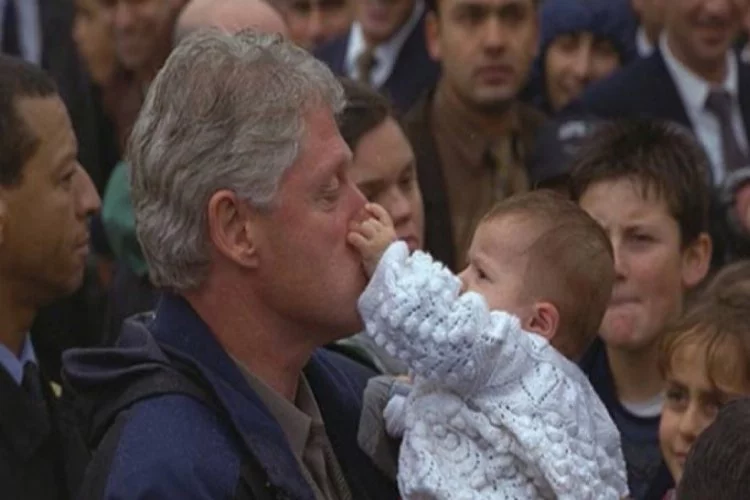Clinton'ın burnunu sıkan Erkan bebek şimdi 18 yaşında!