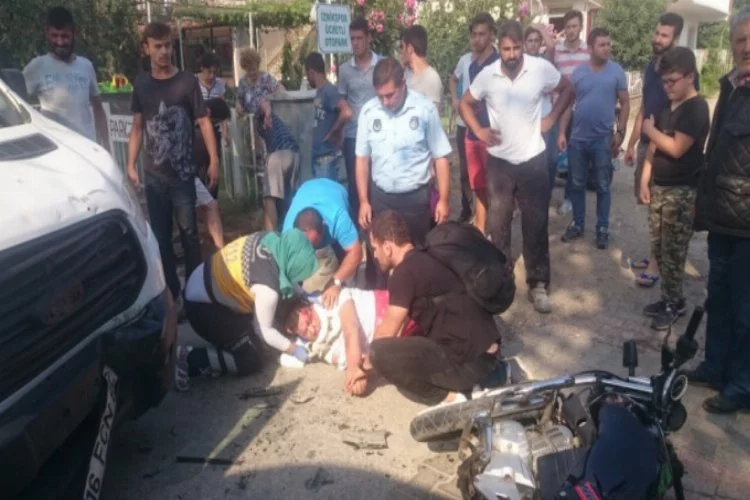 Bursa'da kamyonet ile motosiklet çarpıştı... 2 yaralı
