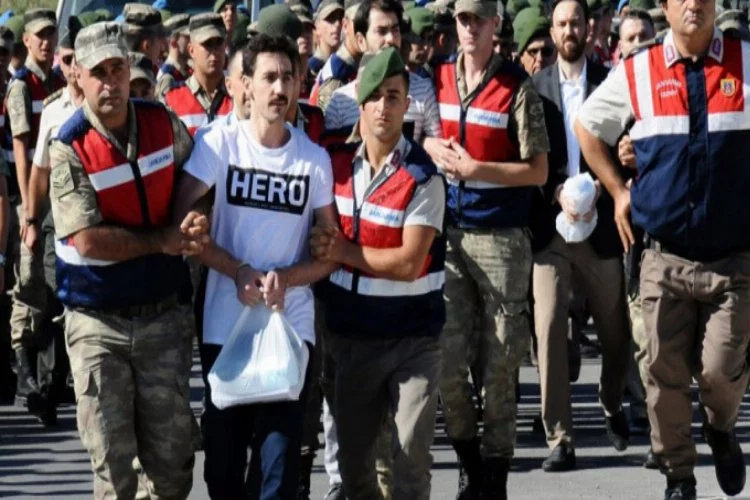 "Hero" tişörtü giyen sanığın avukatı tutuklandı