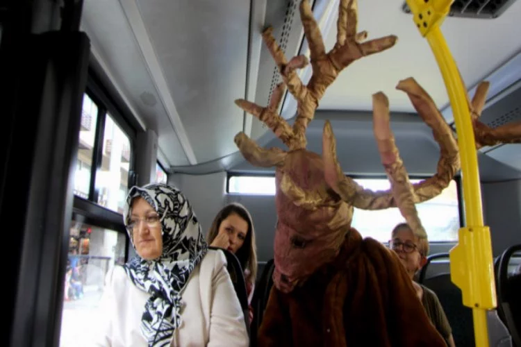 Bursa'da  'geyik' dağdan indi, otobüse bindi!