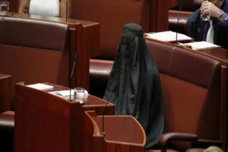 Avustralyalı ırkçı vekil mecliste 'burka' giydi