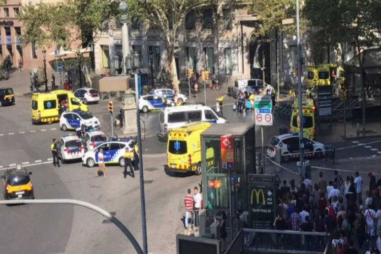 Barcelona'da terör saldırısı! Minibüs kalabalığın arasına daldı