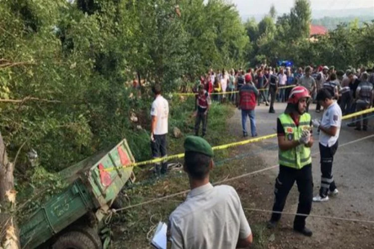 İşçileri taşıyan traktör devrildi: Ölü ve yaralılar var