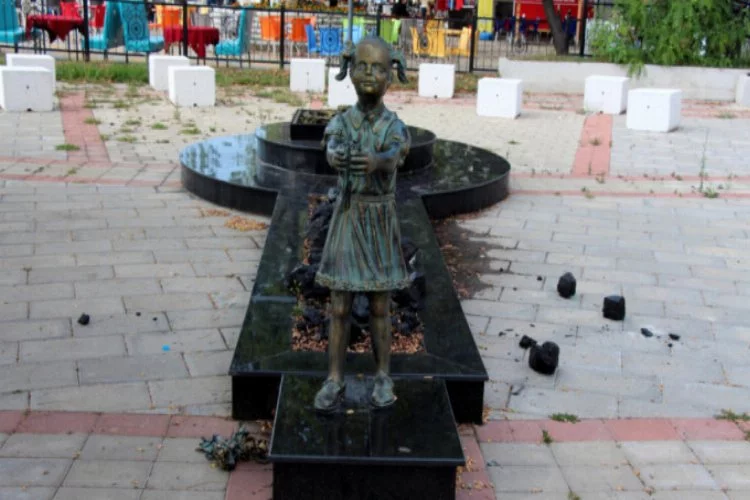 Atatürk'e çiçek veren kız heykeline saldırı