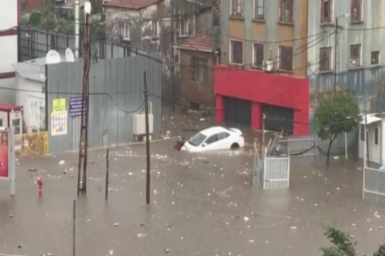 İstanbul'u sağanak ve fırtına fena vurdu