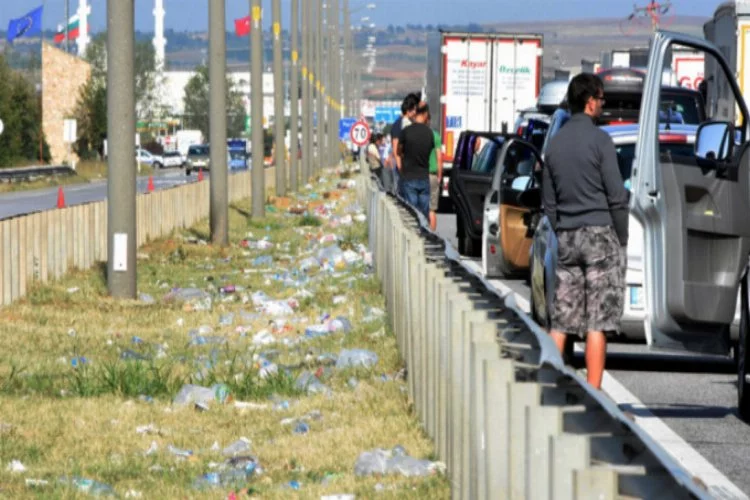 Avrupa'ya dönen Türkler'in bıraktığı çöpler toplandı