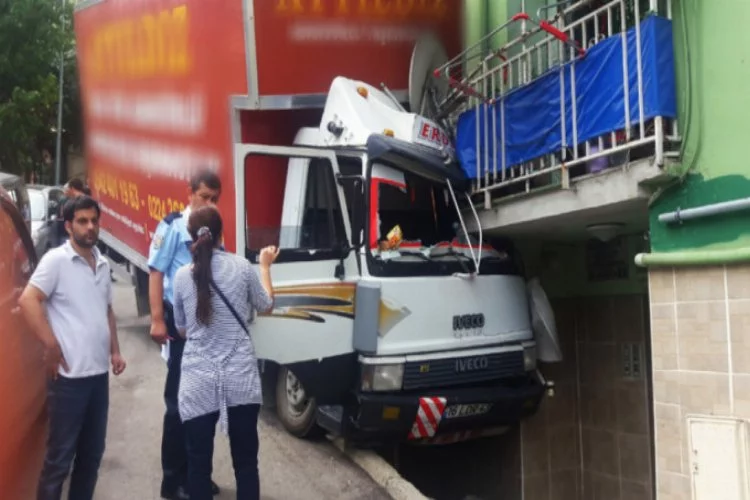 Bursa'da freni boşalan kamyon dehşet saçtı