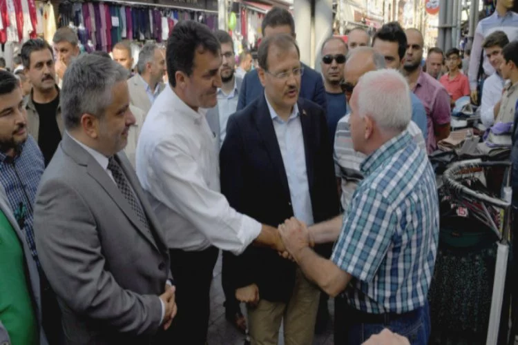 Başbakan Yardımcısı Çavuşoğlu esnafla bayramlaştı