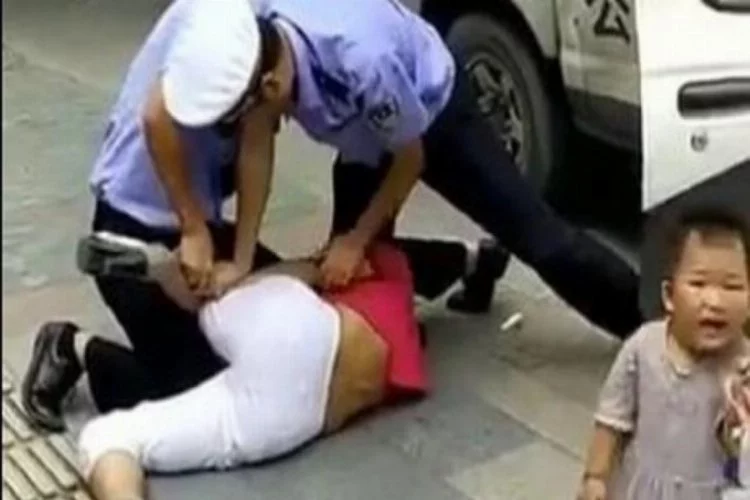 Halk, çocuklu kadını döven polisi linç etti