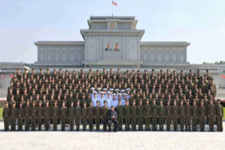 Kim Jong-un'dan yeni tehdit! Yüzlerce askeri arkasına alıp...