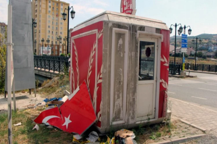 Türk bayrağını çöpe attılar