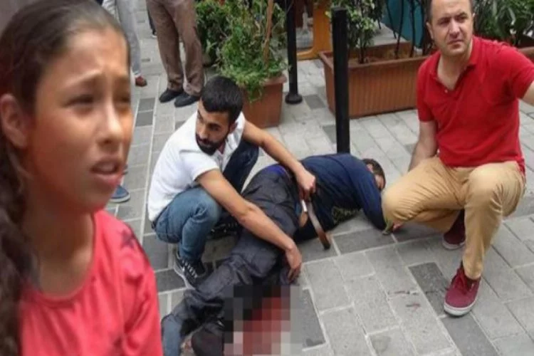 Tinerciler kızıyla yürüyen babayı bıçakladı