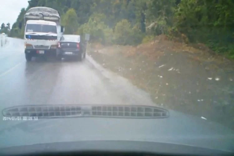 Zonguldak'ta kamyon otomobilleri biçti