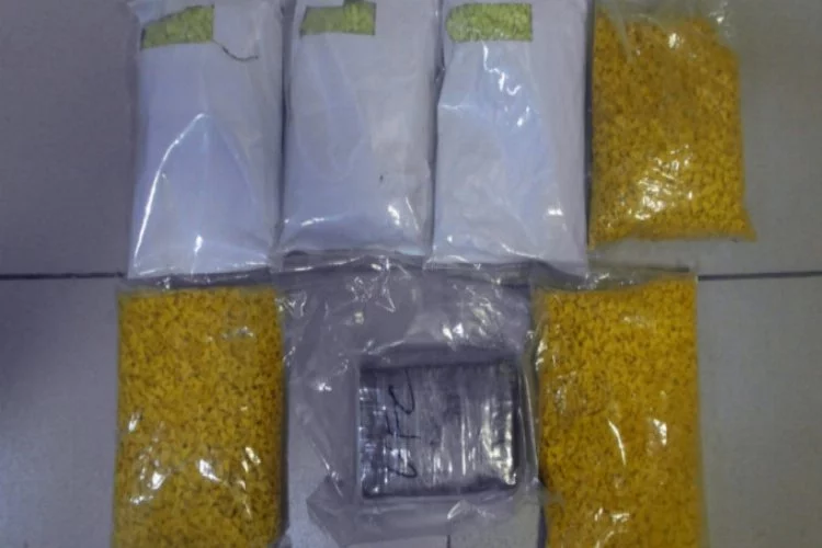Durdurulan araçtan bin 240 gram kokain ve 30 bin uyuşturucu hap çıktı