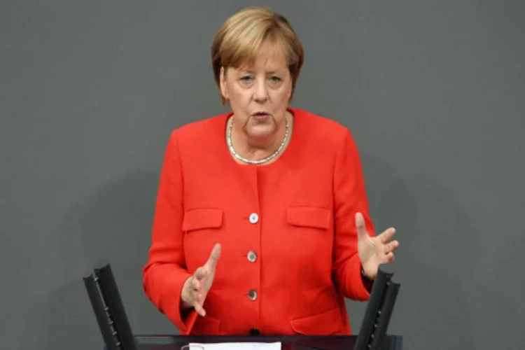 Seçim konuşması yapan Merkel'e domatesli saldırı
