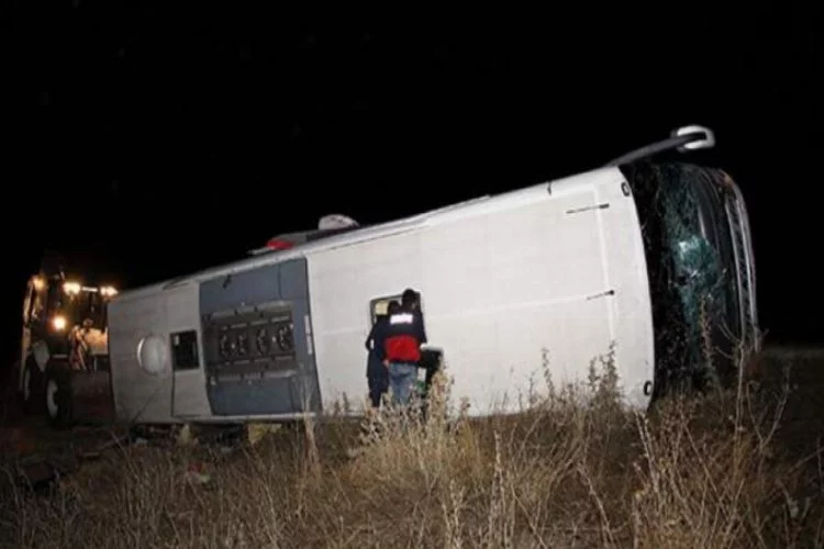 Yolcu otobüsü devrildi... 3 ölü, 43 yaralı