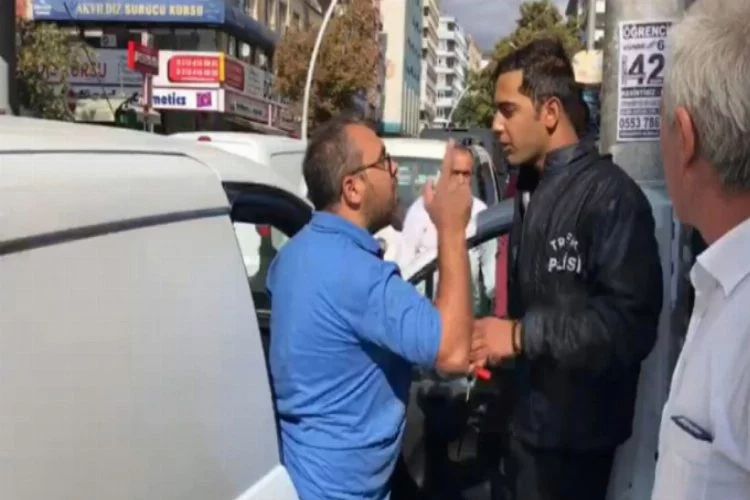 Trafik polisi ile sürücü arasında "ceza" kavgası