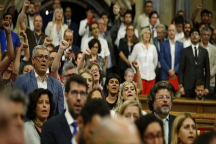 Katalan parlamentosu referandum yasasını onayladı
