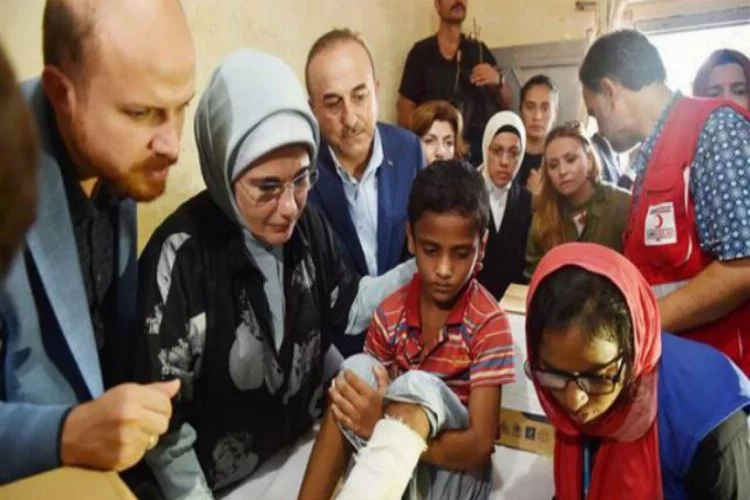 Emine Erdoğan kampta ziyaret etti... Yardımlar dağıtıldı