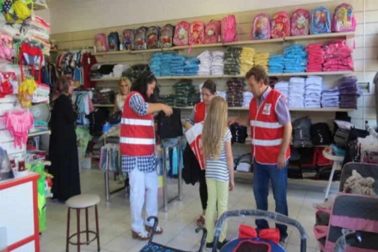 Mudanya'da Kızılay öğrencileri giydirdi