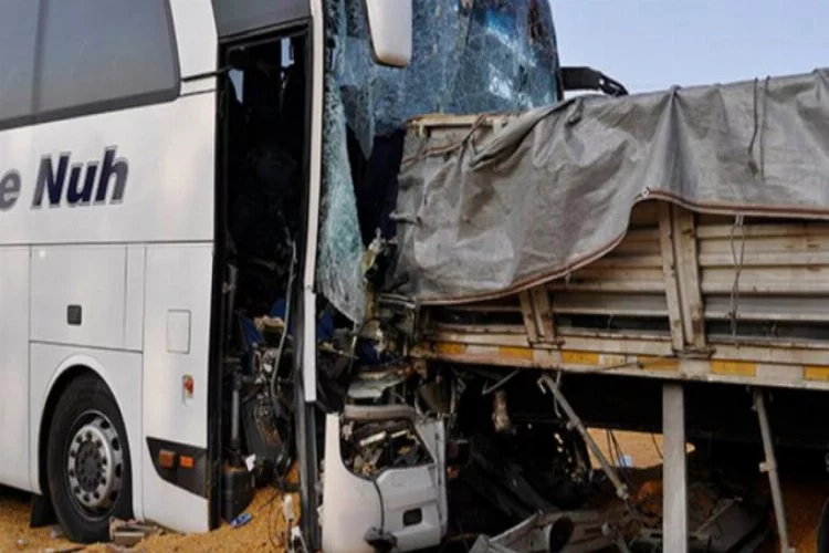 Yolcu otobüsü TIR'la çarpıştı: 3 ölü, çok sayıda yaralı