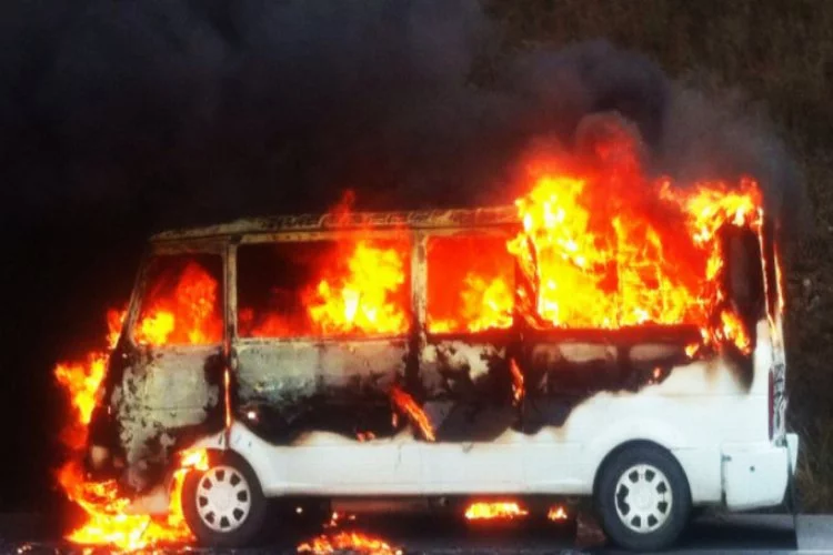 Bursa'da servis minibüsü alev alev yandı