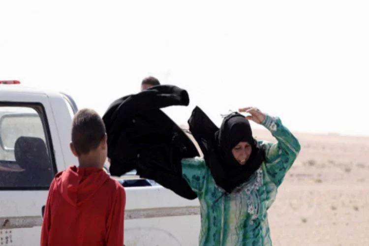 IŞİD'den kurtulup giysilerini yere fırlattı!