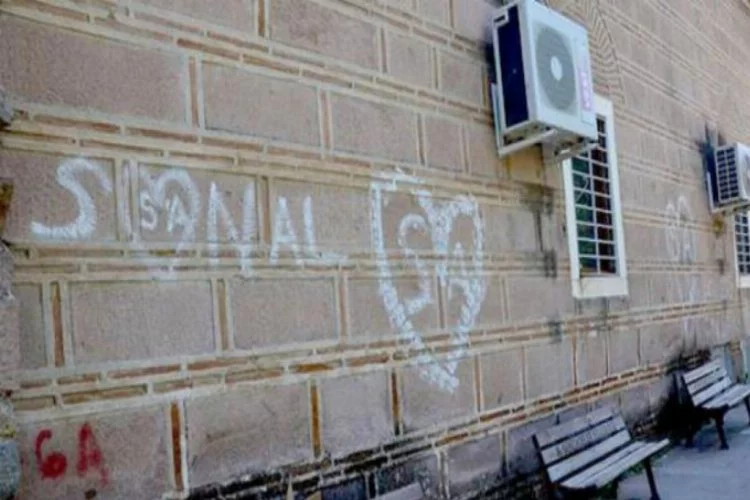 Tarihi duvarların 'aşk defterine' dönmesi tepki topladı