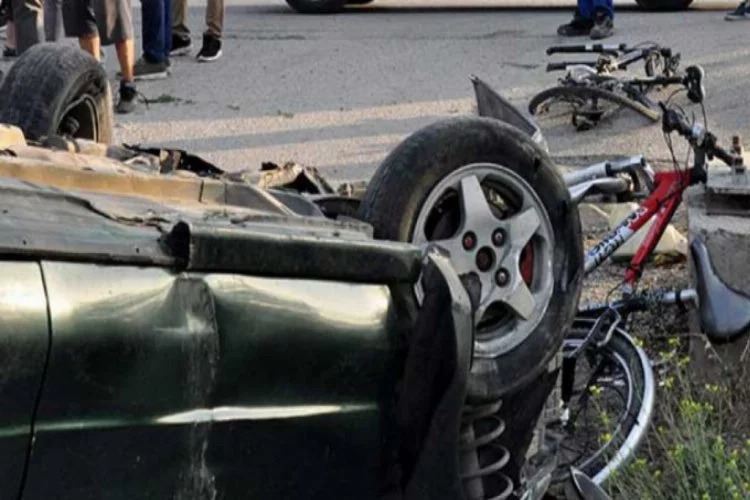 Otomobil bisikletlilerin arasına daldı: Ölü ve yaralılar var