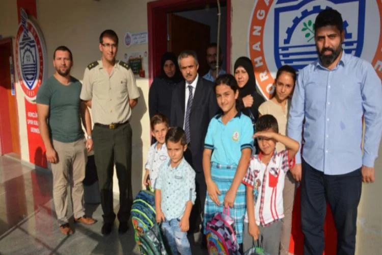 Bursa'da Suriyeli öğrencilere kırtasiye yardımı