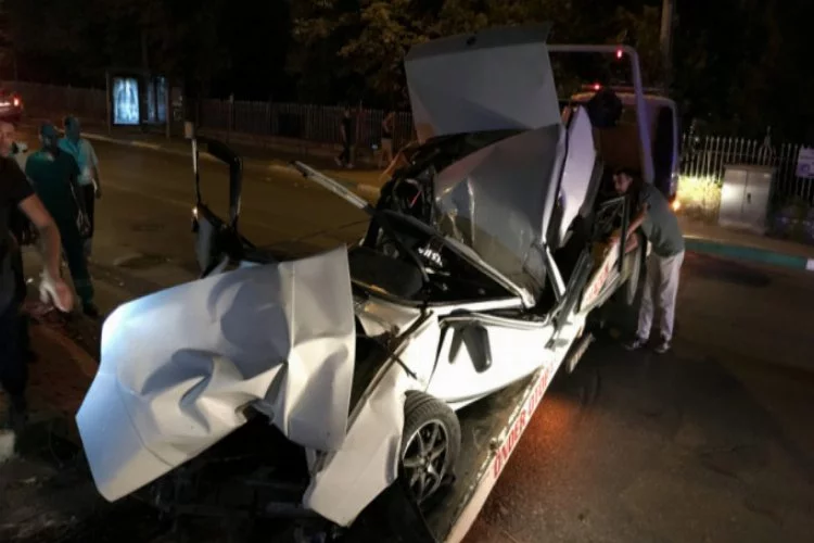 Bursa'da kaza... Duvara çarpan araç parçalandı