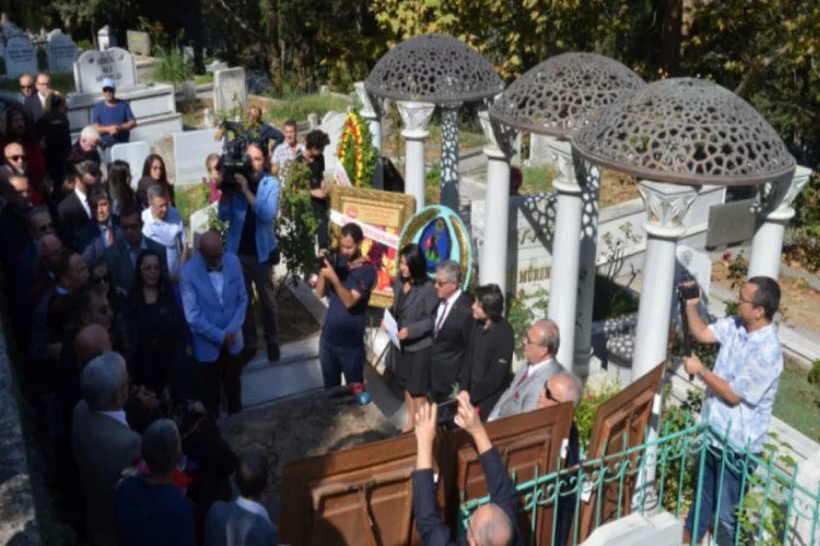 Zeki Müren Bursa'da mezarı başında anıldı