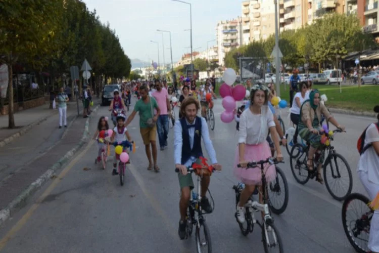 'Süslü Kadınlar' Bursa'da caddeleri çiçeğe çevirdi