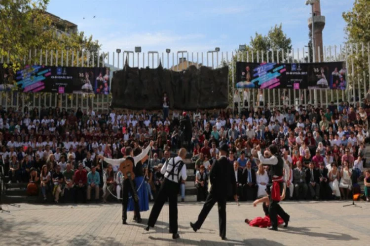 Bursa'da 22.yıl tiyatro çoşkusu