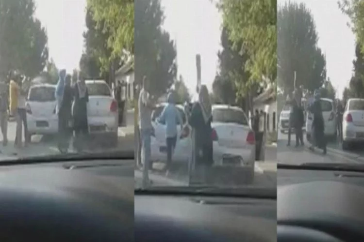 Kadın sürücü, trafikte tartıştığı erkek sürücüye plakayla saldırdı