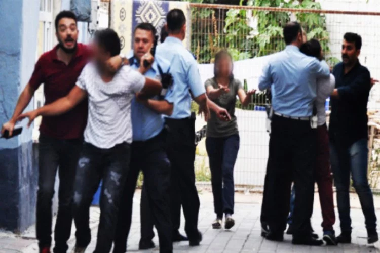 Bursa'da polise sopalı saldırı... Ortalık savaş alanına döndü