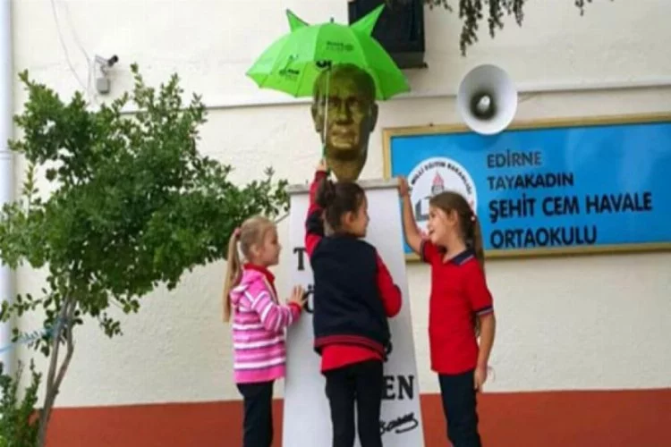 'Biz ıslandık, Atatürk ıslanmadı'