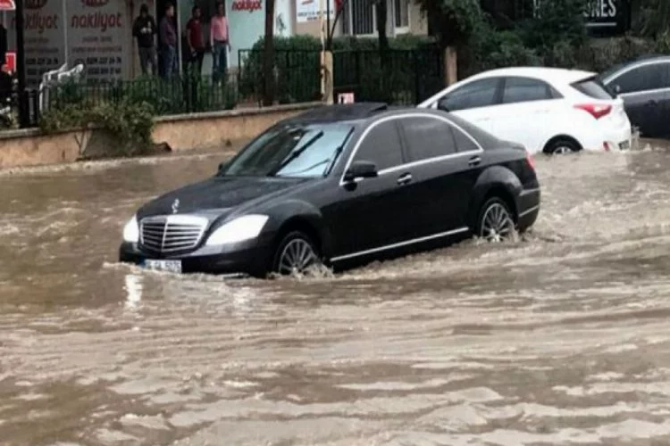 Sağnak yağış: 150 ev ve iş yerini su bastı